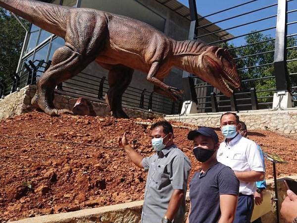 Rahmad (kiri) melihat tarikan terbaharu Zoo Melaka, Dinosour Encounter semasa membuat lawatan pematuhan SOP di Zoo Melaka di Ayer Keroh.