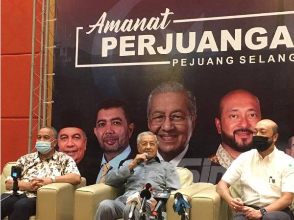 Tun Dr Mahathir Mohamad (tengah) pada sidang akhbar selepas menyampaikan Amanat Perjuangan 2021 di sebuah hotel di Shah Alam pada Khamis.