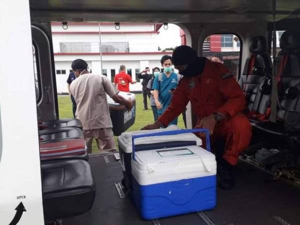 Organ yang dibawa dari HTAA dibawa ke pesawat yang menunggu di Ibu Pejabat JBPM Pahang, Indera Mahkota untuk diterbangkan ke HKL pada Jumaat. -Foto JBPM Pahang