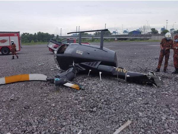 Helikopter terhempas di kawasan tanah lapang milik persendirian dipercayai sedang membuat latihan penerbangan di Jalan PKFZ Pulau Indah, Pelabuhan Klang pada pagi Jumaat.