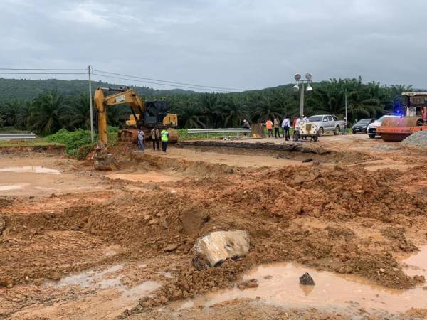 Kerja-kerja pembaikan laluan dijalankan syarikat pembinaan jalan yang dijangka siap pada Sabtu.