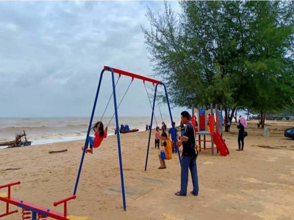 Angin kencang dan laut bergelora tidak menghalang pengunjung memenuhi Pantai Bisikan Bayu untuk beriadah.