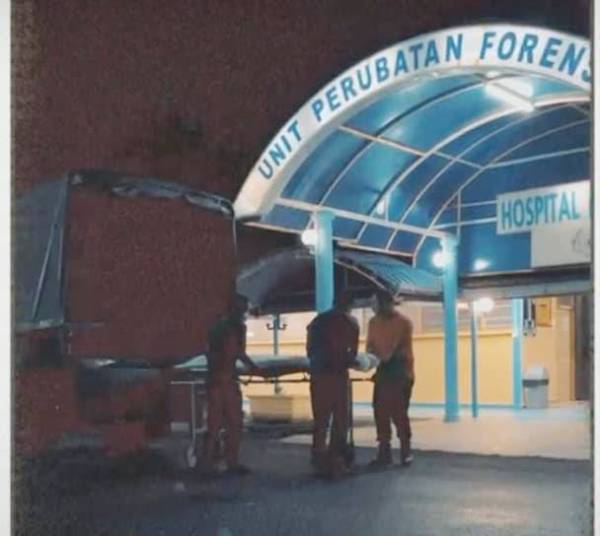 Mayat mangsa ketika dibawa ke Unit Forensik Hospital Pasir Mas.