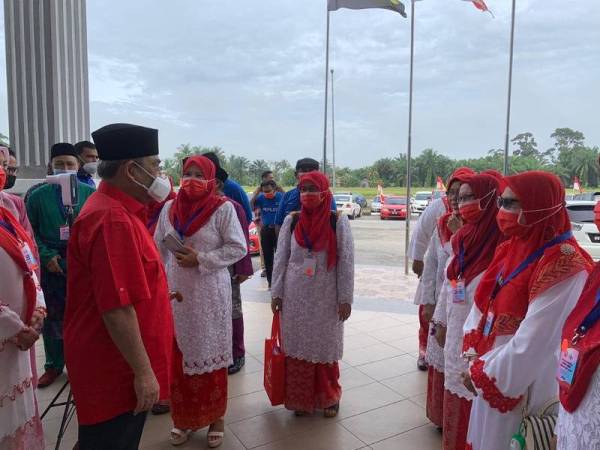 Tajuddin (kiri) beramah mesra bersama perwakilan Wanita UMNO Bahagian Pasir Salak yang hadir pada Mesyuarat Perwakilan Wanita, Pemuda dan Puteri UMNO Bahagian Pasir Salak di Dewan Besar Pekan Rabu Chenderong Balai, Pasir Salak pada Sabtu.