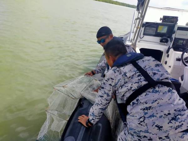 Anggota Maritim merampas 47 set bubu naga di lokasi lebih kurang 0.2 batu nautika barat laut muara Sungai Ayam, Batu Pahat, pada Jumaat.