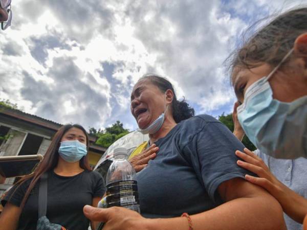 Ibu mangsa, Munah Agon, 58, (tengah) tidak dapat menahan sebak ketika hadir di Unit Forensik Hospital Sri Aman untuk proses pengecaman mayat di sini hari ini. - Foto Bernama