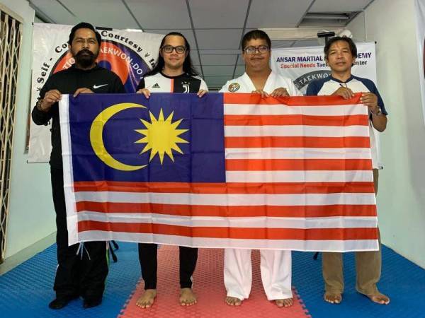 Mohd Ifnan (dua dari kanan) bersama jurulatih Persatuan Ally's International Taekwon-Do Martial Arts.