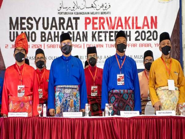 Annuar (dua dari kiri) hadir pada perasmian Mesyuarat Perwakilan UMNO Bahagian Ketereh di Kompleks Yayasan Kemiskinan Kelantan Padang Kala, Melor di sini hari ini. Foto Bernama