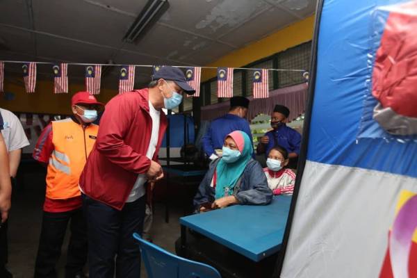 Hasni melawat mangsa banjir yang dipindahkan ke PPS di SK Batu 10, Skudai, Johor Bahru pada Sabtu.