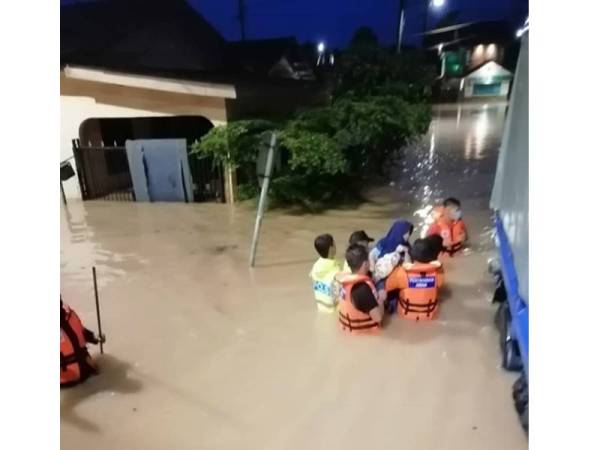 Anggota Angkatan Pertahanan Awam Malaysia memindahkan mangsa banjir di Johor Bahru ke PPS pada Sabtu berikutan hujan masih turun dan air masih tidak surut.