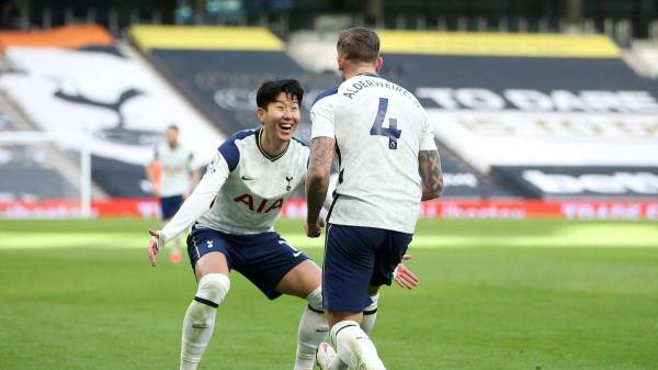 Heung-min (kiri) meraikan jaringannya bersama Alderweireld di Stadium Tottenham Hotspur sebentar tadi.