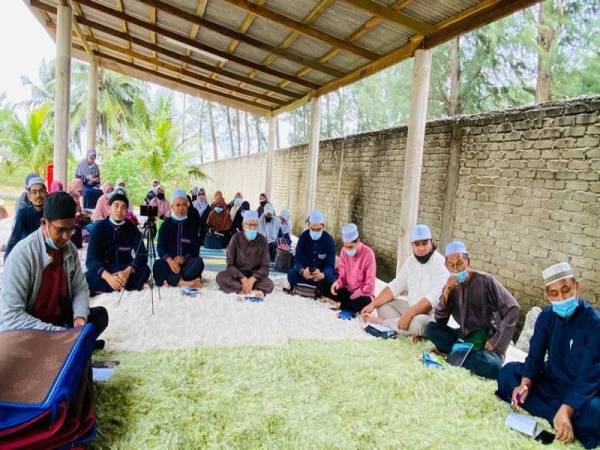 Tetamu yang hadir pada perasmian Pejabat PRNNK di Kubang Golok, Bachok pada Sabtu.