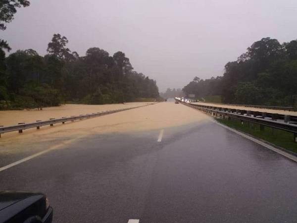 Keadaan lauan di KM198 LPT1 yang dinaiki air sedalam 0.6 meter dan ditutup kepada semua kenderaan pada Ahad.