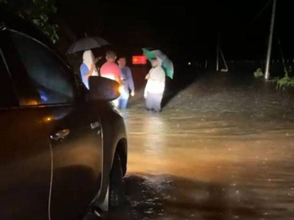 Suami Hanyut Bersama Kereta Ketika Redah Banjir