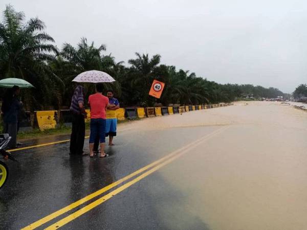 Banjir kilat di jalan besar Felda Jengka 14 memutuskan hubungan antara felda tersebut untuk ke Bandar Pusat Jengka. - Sumber foto/ Ihsan: Siti Salwa Hassan utk SH