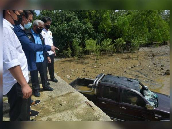 Timbalan Ketua Menteri II Sarawak, Tan Sri Dr James Jemut Masing dan Menteri Muda Pembangunan Pelabuhan dan Infrastruktur Sarawak, Datuk Julaihi Narawi melawat kawasan kemalangan pacuan empat roda yang terjatuh ke dalam Sungai Batang Lupar di Pangkalan Feri Triso pada Sabtu. - Foto Bernama