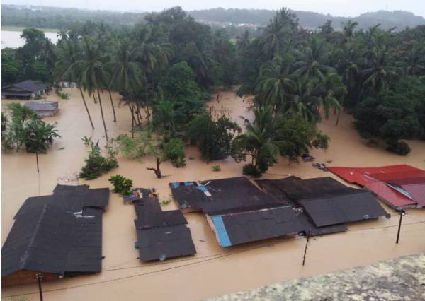 Keadaan Kampung Laut di Batu 10 Skudai dari atas yang diambil di parkir kereta Tingkat 4, Skudai Parade. Foto Bernama