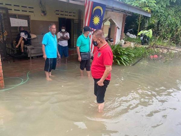 Che Zakaria melawat rumah penduduk yang terjejas akibat banjir dan menyerahkan bantuan makanan di Kampung Plentong Baru, Masai, Pasir Gudang pada Ahad.