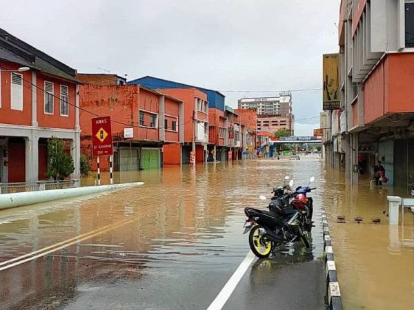 Laluan ke jambatan Kota Tinggi dinaiki air dan tidak boleh dilalui oleh semua kenderaan Ahad.