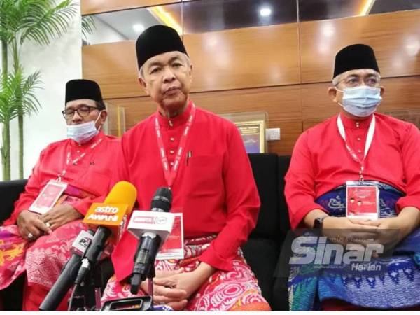 Ahmad Zahid (tengah) pada sidang media selepas Mesyuarat Perwakilan UMNO Bahagian Bagan Datuk di Dewan Perdana Kompleks UMNO Bahagian Bagan Datuk pada Ahad.