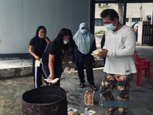 Wei Beng mengesahkan mayat isteri serta dua anaknya akan dibakar dengan abunya disemadikan di Nirvana Memorial Park pada Selasa. - Foto Bernama