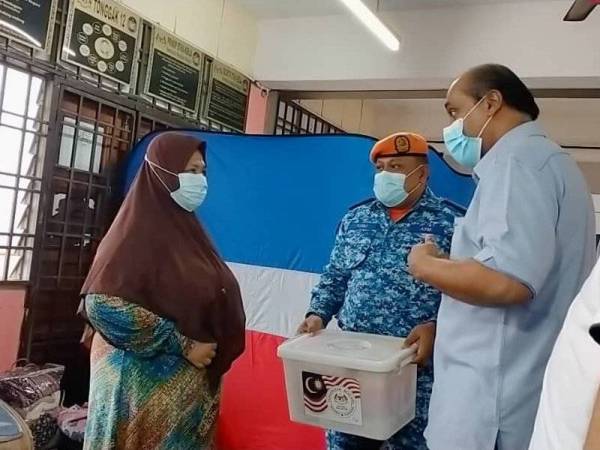 Vidhyananthan memberi nasihat kepada mangsa banjir supaya sentiasa mematuhi SOP dan menjaga kesihatan semasa melawat PPS di SMK Seri Skudai, Johor Bahru pada Ahad.