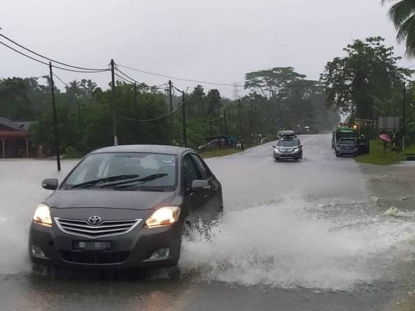 Jalan di Kampung Tenglu, Mersing semakin ditenggelami air banjir selepas hujan lebat yang berterusan hari ini. -Foto Bernama