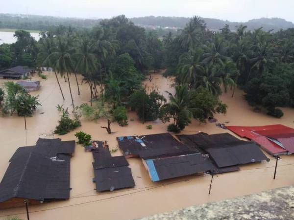 Mangsa banjir sifatkan bencana kali ini paling buruk berbanding banjir besar yang melandaJohor pada 2006. - Foto Bernama