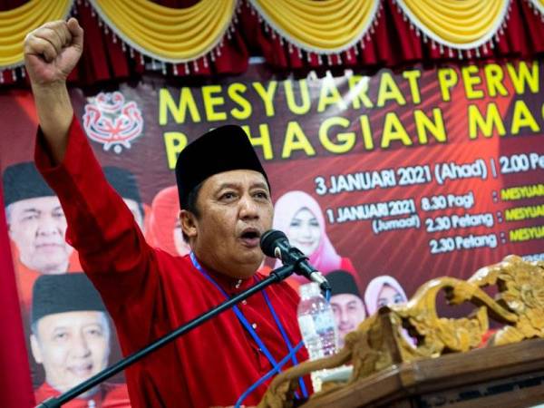 Ahmad Jazlan menyampaikan ucapan perasmian Mesyuarat Perwakilan UMNO Bahagian Machang 2020 di Pusat Transformasi Ilmu Bukit Tiu, Machang pada Ahad. -Foto Bernama