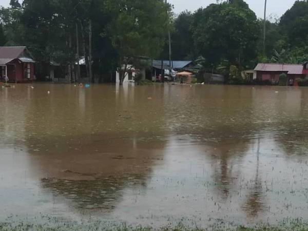 Rumah penduduk di Hulu Selangor ditenggelami air susulan hujan berterusan pada Ahad.