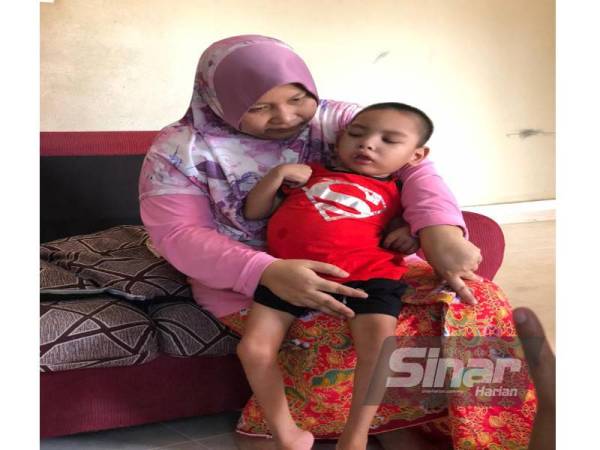 Nik Som tidak jemu melayan kerenah anak sulungnya, Mohd Rafiq Syazwan yang menghidap Cerebral Palsy.