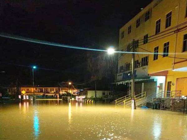 Keadaan banjir di Kampung Batu 1 di daerah Gua Musang yang menyebabkan ramai penduduk terperangkap.