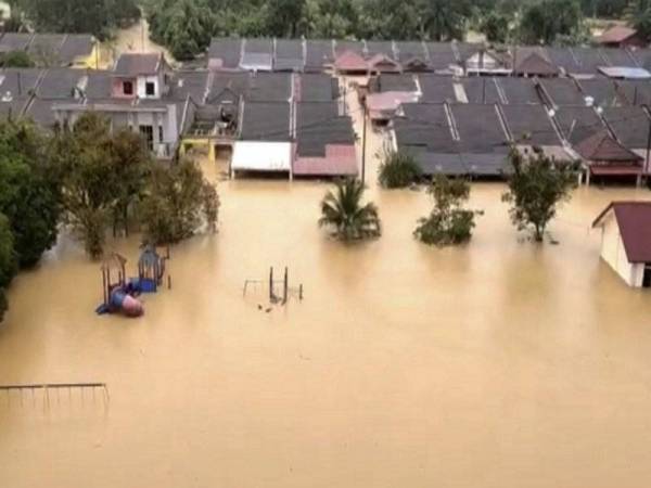 Banjir hampir mencecah paras bumbung rumah penduduk Taman Maran Jaya pada Ahad selepas hujan lebat turun selama dua hari. - Foto Bernama