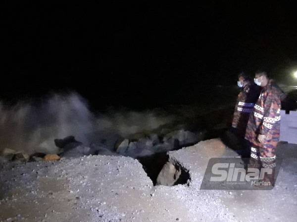 Md Hilman (dua dari kiri) dan pegawainya melakukan tinjauan air pasang besar dan hakisan di Pantai Tok Jembal, Kuala Nerus pada malam Ahad.