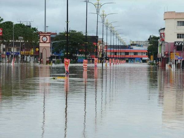 Beberapa laluan di bandar Kota Tinggi yang dinaiki air pada Isnin.