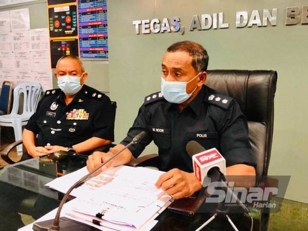 Mohd Noor (kanan) pada sidang media di IPD Kuantan pada Isnin.