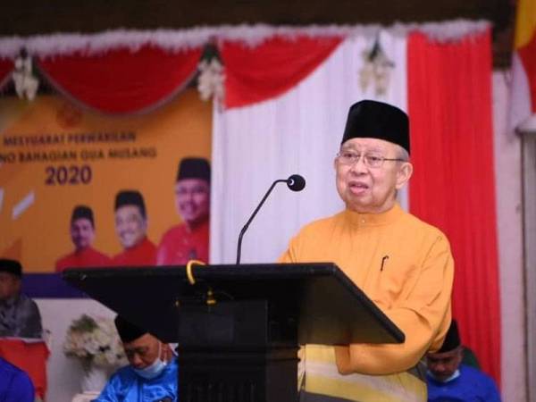 Tengku Razaleigh ketika menyampaikan amanat sempena Mesyuarat Perwakilan UMNO Bahagian Gua Musang pada Sabtu.