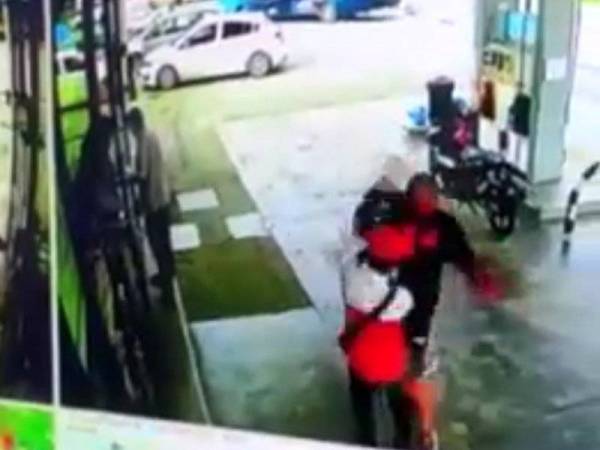 Rakaman CCTV memaparkan suspek memukul mangsa tular di laman sosial Facebook.