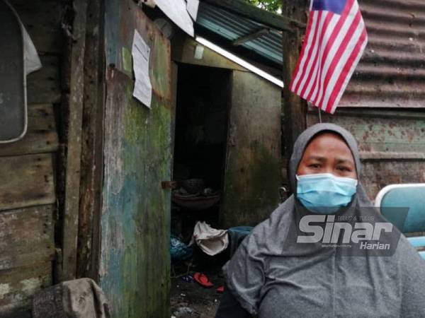 Seorang penghuni yang mendiami kawasan setinggan itu sejak 20 tahun lalu di hadapan rumah sewanya.