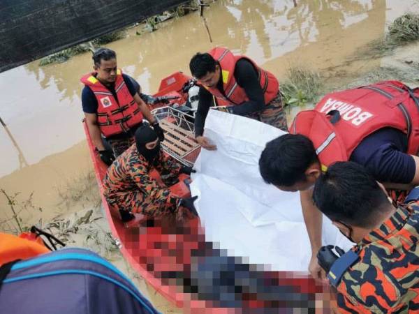 Anggota bomba menemukan mayat seorang lelaki dalam kebun pisang berhampiran laluan utama di Jalan Kluang-Kahang, Kluang, pada Isnin.