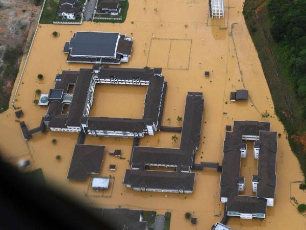 Tenggelam... Kelihatan bangunan-bangunan yang hampir ditenggelami banjir dan terputus hubungan selepas hujan lebat turun lebih tiga hari ketika tinjauan udara bersama Jabatan Bomba dan Penyelamat Malaysia (JBPM) di Lipis hari ini.  - Foto Bernama