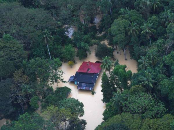 Sebuah rumah penduduk hampir ditenggelami banjir selepas hujan lebat turun lebih tiga hari ketika tinjauan udara bersama Jabatan Bomba dan Penyelamat Malaysia (JBPM) di Raub pada Isnin. - Foto Bernama