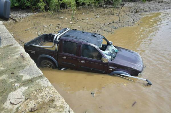 Keadaan pacuan empat roda yang terjatuh ke dalam Sungai Batang Lupar di Pangkalan Feri Triso sehingga mengakibatkan sembilan mangsa mati lemas pada kejadian petang Jumaat. - Foto Bernama