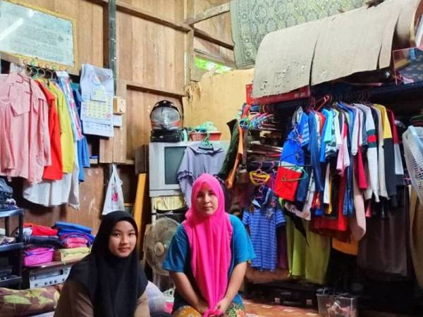 Maleha bersama anaknya, Nur Amalina di bangsal yang menjadi tempat mereka berlindung dari panas dan hujan.