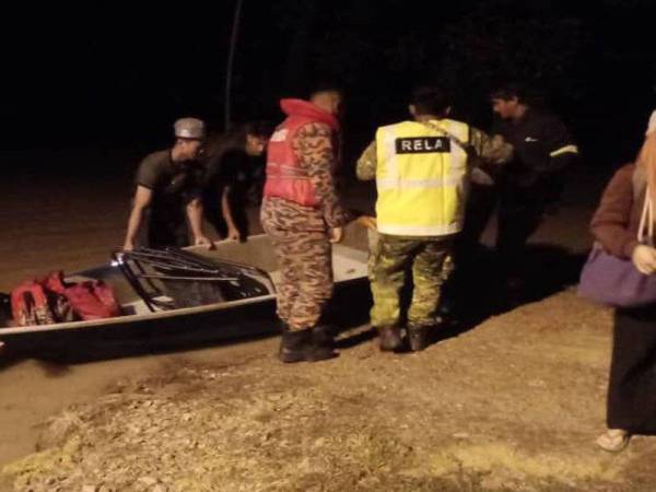 Anggota bomba menyelamatkan 20 mangsa banjir di Kampung Semaloi, Endau sebelum memindahkan mereka ke PPS SK Air Tawar dan PPS SK Labong, di Mersing pada Selasa.