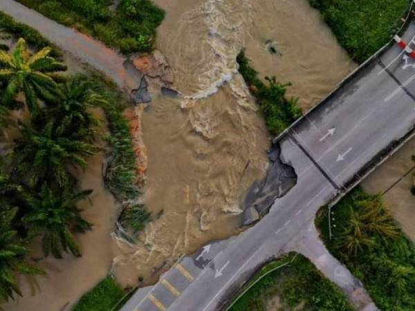 Laluan Jambatan Attaduri ke Chikus, di sini terpaksa ditutup berikutan kerosakan jalan yang berlaku akibat arus deras dan limpahan air dari Sungai Batang Padang. Foto: - Sekretariat Jawatankuasa Pengurusan Bencana Daerah Hilir Perak.