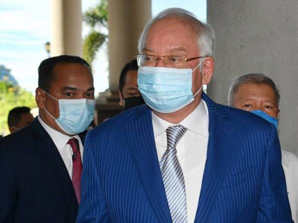 Najib ketika hadir di Mahkamah Tinggi pada Selasa bagi perbicaraan berhubung empat pertuduhan menggunakan jawatannya untuk memperoleh rasuah berjumlah RM2.3 bilion daripada dana 1MDB dan 21 dakwaan pengubahan wang haram melibatkan wang dengan jumlah sama. - Foto Bernama