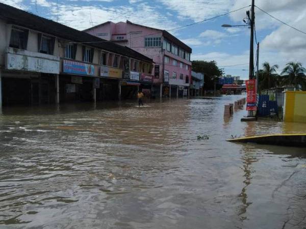 Bandar Kota Tinggi masih ditenggelami banjir pada Selasa selain merupakan daerah paling ramai menempatkan mangsa banjir iaitu di 19 buah PPS.