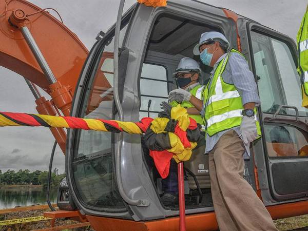 Abang Johari ketika merasmikan majlis pecah tanah 'Sports/ Community Hall with Innovative Hub' di Batu Kawa, Kuching pada Selasa. - Foto Bernama