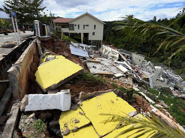 Menyembah bumi... Dua unit rumah berkembar di Taman Gambang Damai runtuh 100 peratus dalam kejadian runtuhan tanah kira-kira jam 3.25 pagi tadi dekat sini, hari ini. Runtuhan berlaku dipercayai tanah di bawah rumah berkembar itu menjadi tidak kuat selepas dilanda banjir akibat hujan lebat tiga hari berturut-turut. - Foto Bernama